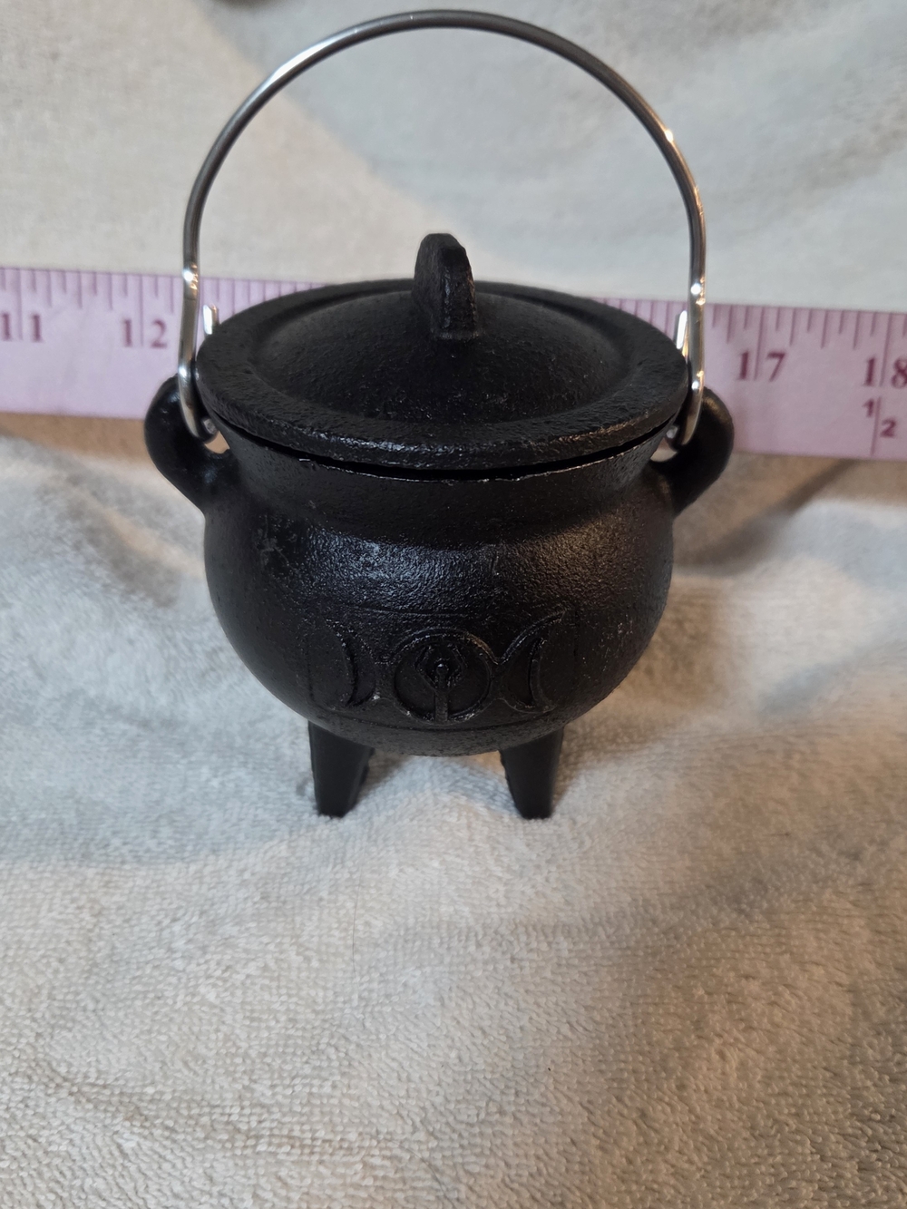 Mini Cast Iron Cauldron with Lid and Handle - Black
